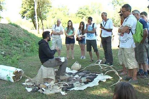 Le public apprend à faire du feu ou encore à confectionner des silexs