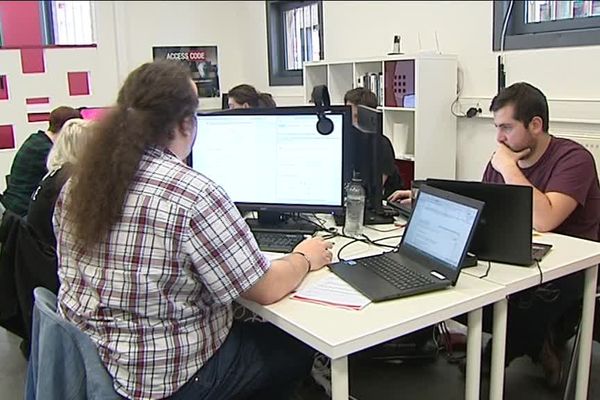 L'école "Access Code School" forme les jeunes au développement web