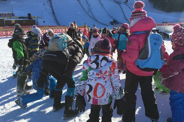 Ces enfants venus avec leur classe essaient d'imiter la phase d'envol des sauteurs. Presque ça ... !