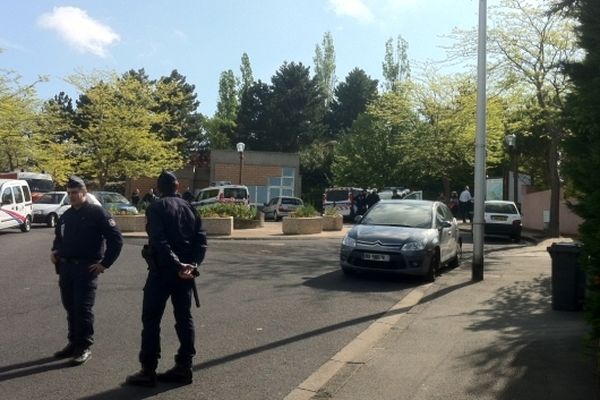 Des policiers en faction devant l'entrée du parc Montjuzet à Clermont-Ferrand où un fillette de cinq ans a disparu dimanche 12 mai en début de soirée. Lundi matin, les recherches s'intensifient avec l'aide du 92 éme RI de Clermont.