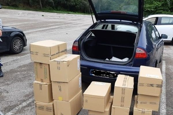 Dans cette voiture immatriculée en France, 14 cartons de cigarettes sont saisis : 350 cartouches au total.