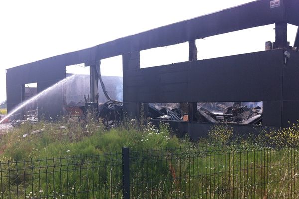 L'entreprise de menuiserie PCM à Wannehain détruite par un incendie.