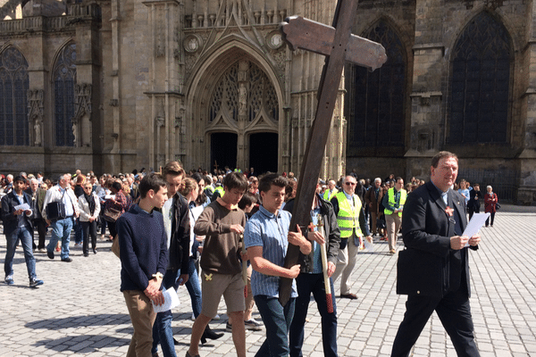 Plus de 300 fidèles ont participé au chemin de croix, en centre-ville de Limoges.