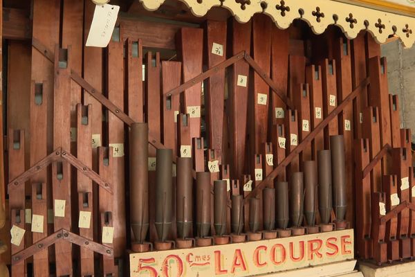 En ce moment, Philippe Oltz restaure cet orgue de Barbarie qui appartient à l'Ecomusée.