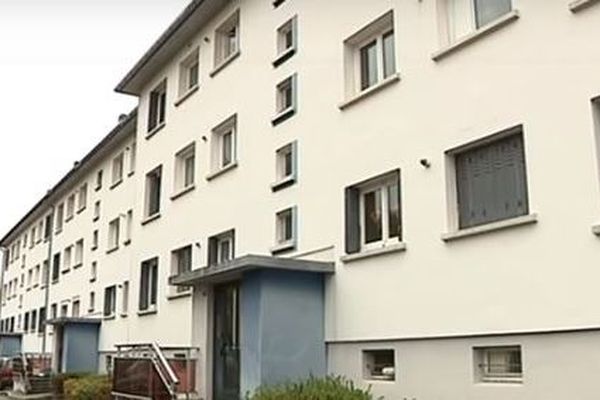 L'immeuble a été le théâtre de l'homicide d'une jeune femme de 21 ans sous les coups de son conjoint 