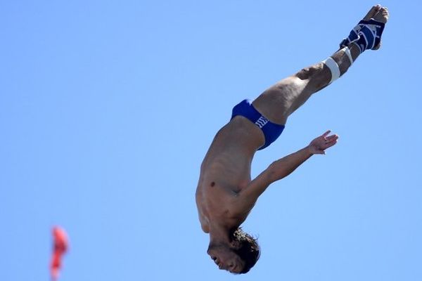 Le plongeon de Cyrille Oumedjkane à Barcelone