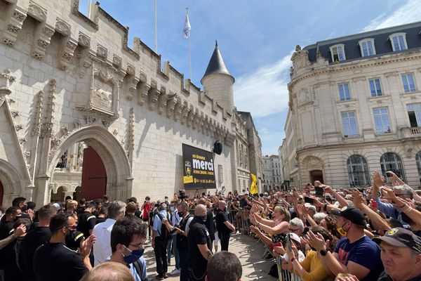 Les joueurs du Stade Rochelais reçus à l'Hotel de ville et remerciés par leurs supporteurs