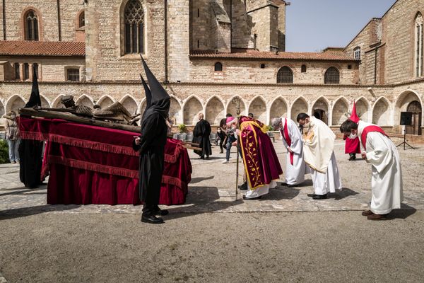 Covid oblige, après son annulation en 2021, la célèbre procession de la Sanch s'est réfugiée cette année dans l'enceinte du Campo Santo qui jouxte la cathédrale de Perpignan. 