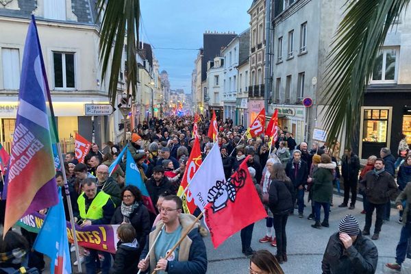 Plusieurs centaines de personnes ont manifesté dans le centre-ville de Cherbourg ce jeudi 16 mars au soir.