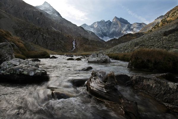 Le glacier des Oulettes dans les Pyrénées, un glacier "en souffrance". La fonte des glaciers menace les ressources en eau.