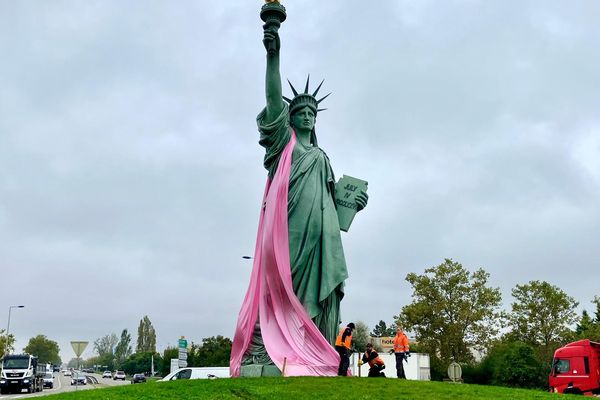 Le drap rose mesure 30 mètres, une longueur suffisante pour ceindre l'épaule de la réplique de la statue de la Liberté.