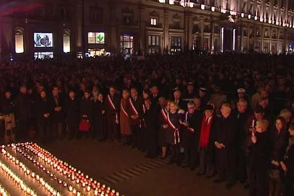 "Je suis Charlie" : Il y a 10 ans, des rassemblements spontanés un peu partout en France. À Lyon, la place des Terreaux a accueilli des milliers de personnes - 7/1/2015