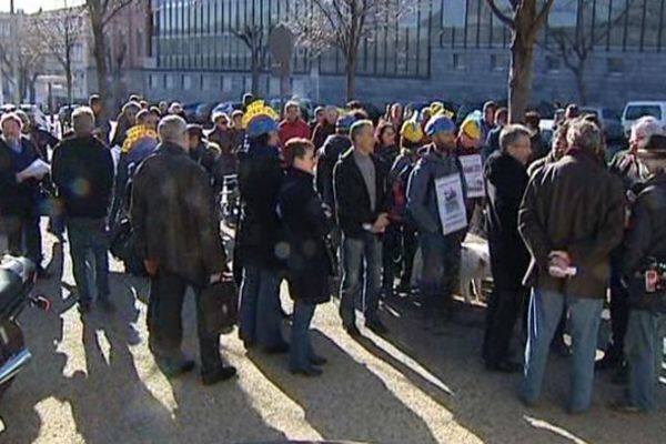 Lundi après-midi, ils étaient une centaine rassemblée devant le rectorat de Clermont-Ferrand. Pour redire non au transfert du lycée de Romagnat.