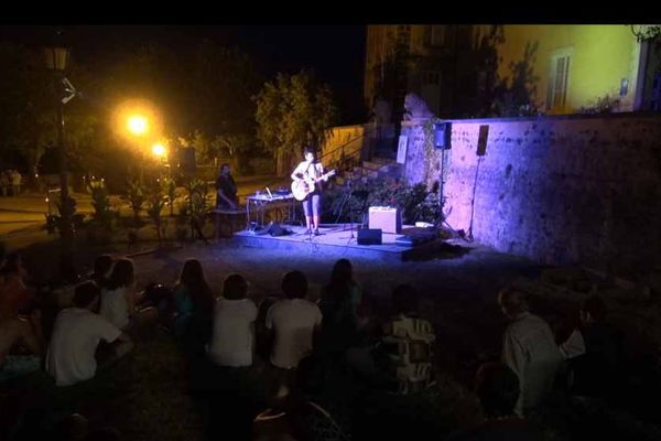 Le festival Les Nuits de Saint-Sauveur se déroule tous les étés dans le parc d’un château, situé dans le village natal de l’écrivain Colette à Saint-Sauveur-en-Puisaye. 