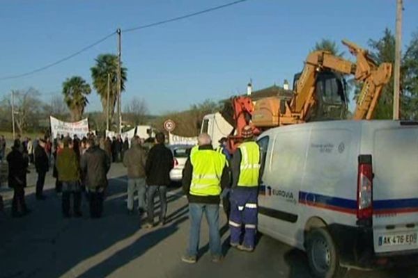 Les manifestants barrent l'accès au chantier