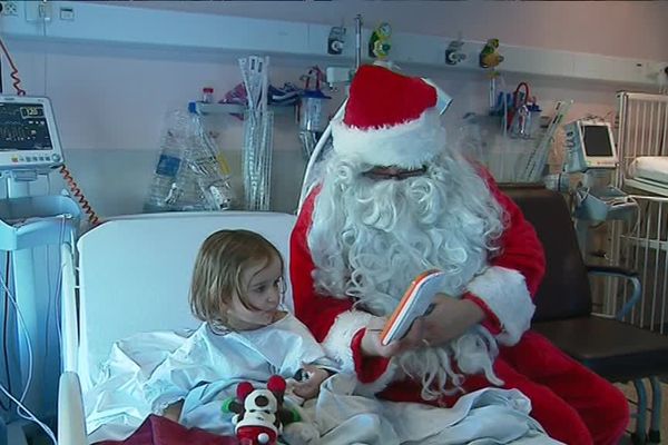 Visite inattendue ce 25 décembre dans la chambre de la petite Maud.