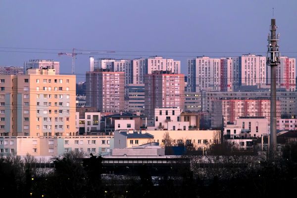 Une vue sur des quartiers populaires en banlieue parisienne