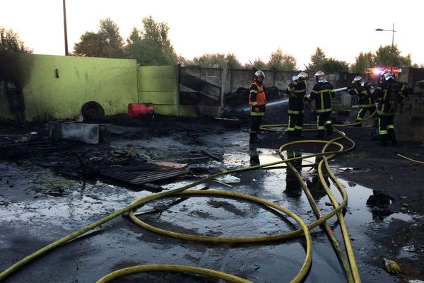 Les pompiers sont intervenus rapidement pour maîtriser l'incendie.