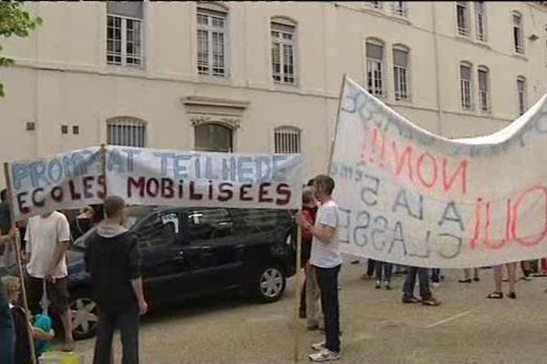 Manifestation des parents d'élèves devant l'inspection académique de Clermont-Ferrand. 