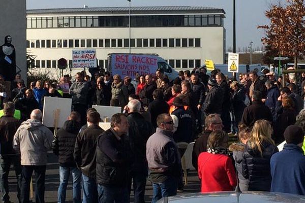 Près de 200 personnes ont manifesté ce lundi matin devant les locaux du RSI à Saint-Contest