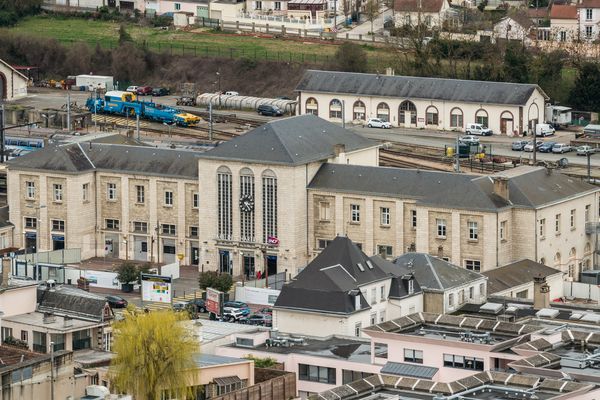 La gare de Chartres vue du clocher nord de la cathédrale Notre-Dame, où vous retrouverez les activités liées au train.