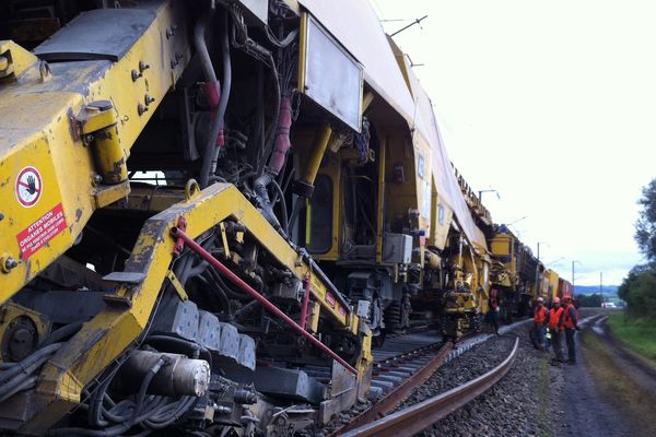 Cette machine de substitution des voies travaille rapidement. Elle permet d'éviter une interruption trop longue du trafic.