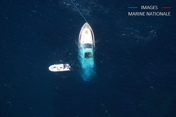 Un yacht a heurté un rocher au large de l'île de Cavallo.