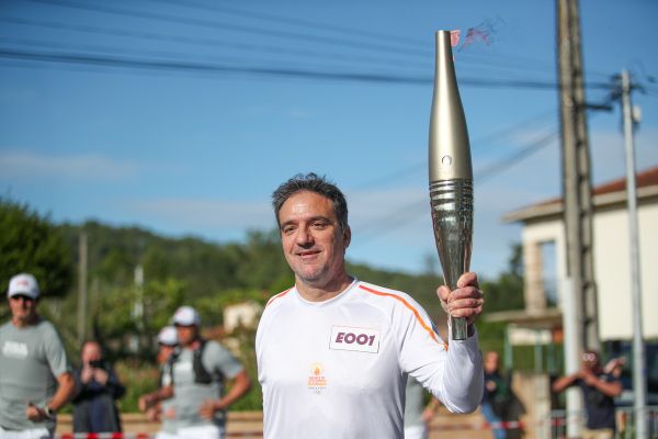 Jérôme Bernard, premier porteur de la flamme olympique à Revel, en Haute-Garonne, le 17 mai 2024.