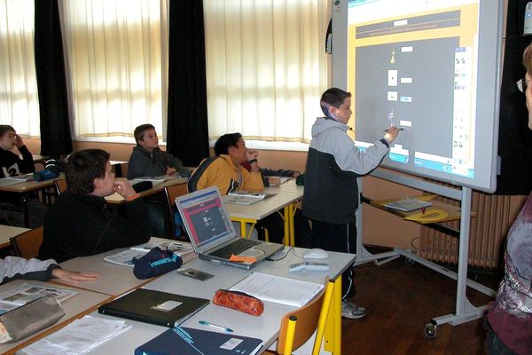 Un tableau numérique installé dans une école de Saint-Brieuc en 2004