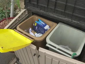 Deux poubelles sont désormais à disposition pour les habitants qui sont invités à trier leurs déchets.