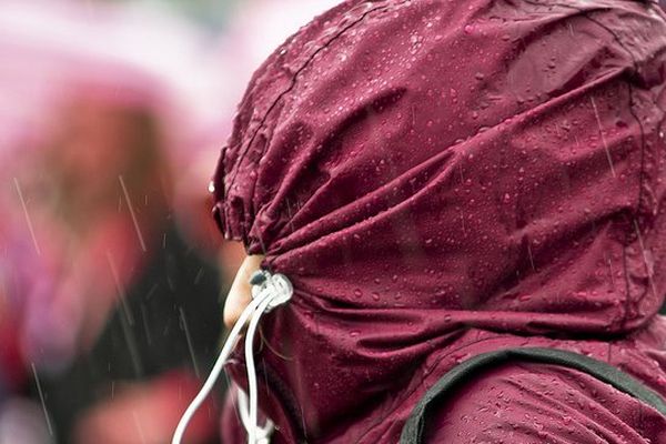 La capuche, utile en ce moment en Bretagne