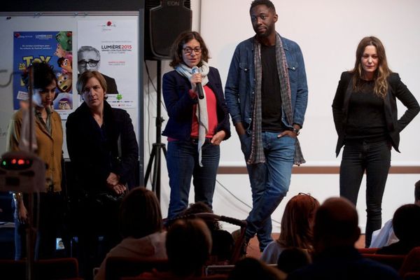 La comédienne Karole Rocher (à droite) et le réalisateur Thomas Ngijol (au centre) sont venus faire découvrir mercredi soir le milieu du cinéma aux enfants hospitalisés de l'hopital mère-enfant de Bron