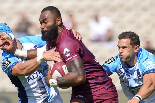 Le centre Semi Radradra est plaqué lors du match contre Montpellier, le 8 septembre au stade Chabon-Delmas à Bordeaux. 