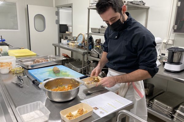 Les traiteurs préparent les dernières commandes qu'il leur reste pour les fêtes de Noël.