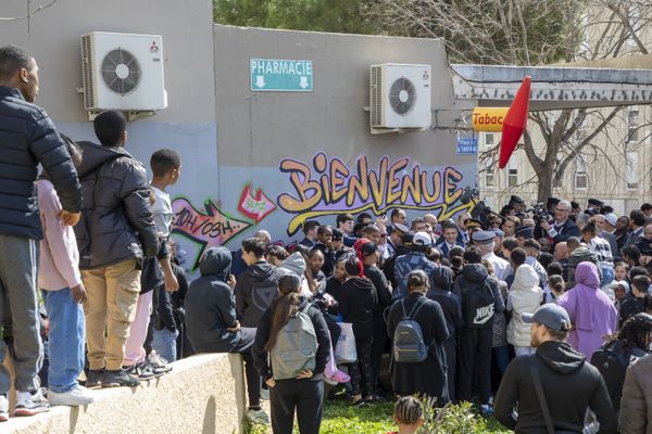 Bain de foule pour Emmanuel Macron ce mardi 19 mars dans la Cité La Castellane à Marseille.