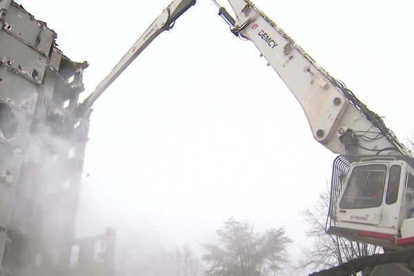 Cette pelle impressionnante détruit petit à petit la Muraille de Chine à Clermont-Ferrand.