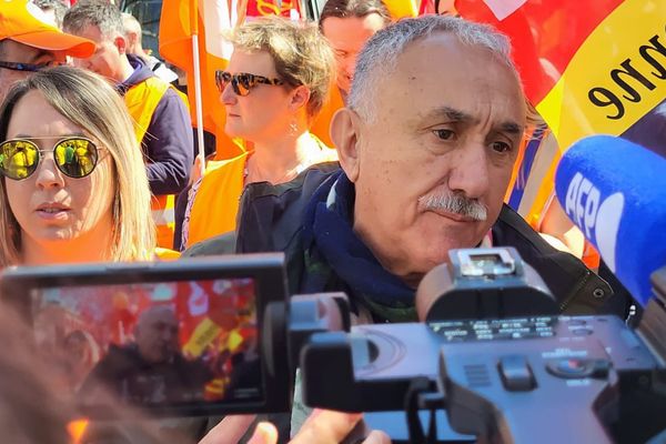 Le patron de l'Union générale des travailleurs (UGT), l'un des deux principaux syndicats espagnols, Pepe Alvarez est venu manifester jeudi 6 avril aux côtés des opposants à la réforme des retraites, à Toulouse (Haute-Garonne).