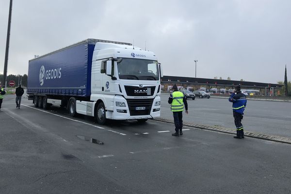 Les gendarmes au péage de Virsac en Gironde ce mardi 13 novembre. 