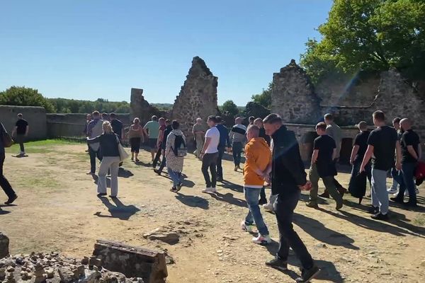 Une délégation de militaires allemands dans les ruines d'Oradour sur Glane