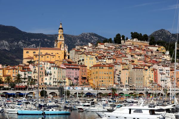 La vieille ville de Menton avec, au premier plan, le vieux port.