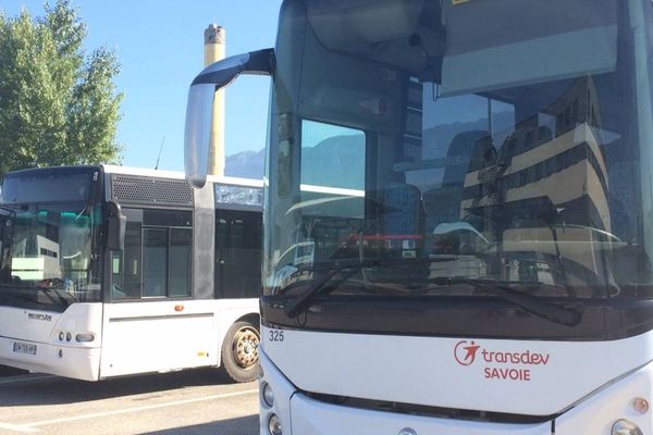 Les bus et cars Transdev Savoie sont à l'arrêt.