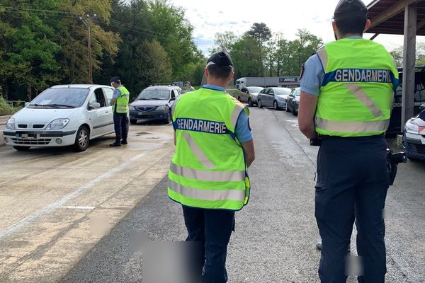 Contrôle routier, ce samedi 18 avril 2020 sur l'aire de Loubier entre Limoges et Saint-Junin en Haute-Vienne. 