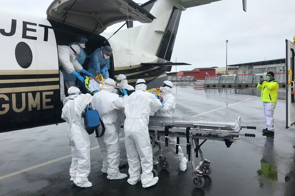 Arrivée de deux patients Covid-19 en provenance de la région Provence-Alpes-Côte d'Azur et à destination du CHU de Poitiers.