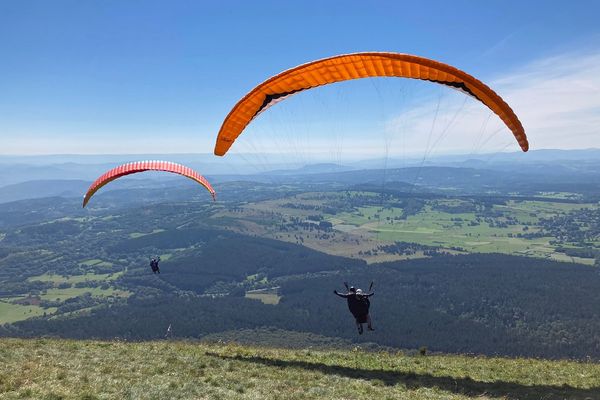 L'Université Clermont Auvergne a organisé une journée de vol en parapente pour des étudiants et personnels atteints de handicap ce mardi 7 septembre.