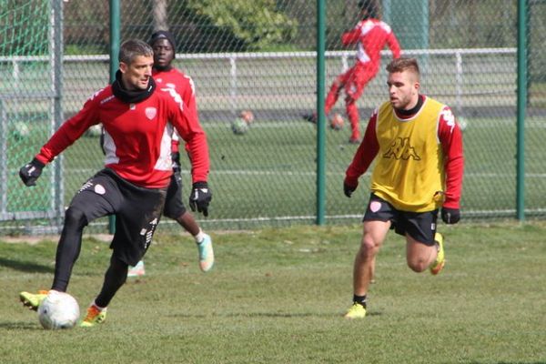 Le capitaine dijonnais Cédric Varrault (ballon au pied), à l'entraînement avant le choc contre Troyes.