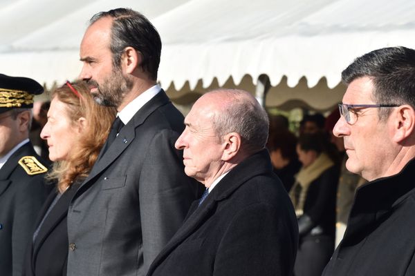 Eric Ménassi, maire de Trèbes, au premier plan à droite, aux côtés de Gérard Collomb, Ministre de l'Intérieur, Edouard Philippe, Premier Ministre et Nicole Belloubet, Ministre de la Justice, le 29 mars 2018.