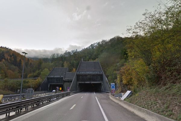 Le tunnel de l'Epine (Savoie) a été fermé pendant deux heures, ce lundi 4 décembre, après l'incendie d'un véhicule à l'intérieur de l'ouvrage.