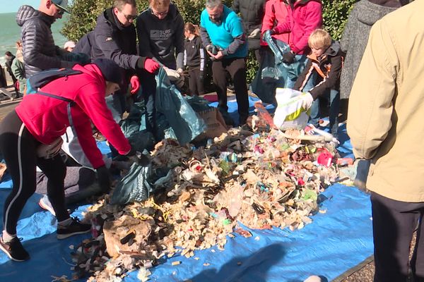 Les bénévoles rassemblent les déchets collectés en seulement 1 heure sur la plage entre le Havre et Sainte-Adresse