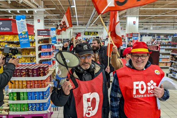 Plus de 150 personnes sont réunies dès 10 heures, mercredi 27 novembre 2024, devant l’enseigne Auchan de Bar-le-Duc (Meuse). Elles se sont rassemblées à l’extérieur du magasin, dans le calme, avant de défiler dans ses allées.