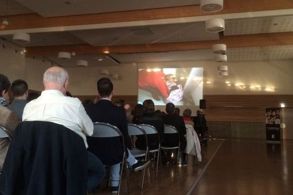 Plusieurs dizaines de personnes ont assité le 21 mai 2015 à l'avant-première du documentaire "Obésité, le poids des maux", à la Salle des Fêtes et des Congrès de Saint-Yrieix-la-Perche (87)
 